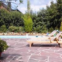 Eine Terrasse mit Pool